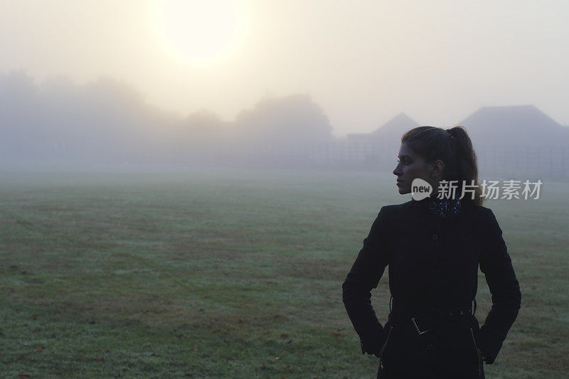 女人在迷雾中;风景美丽的俄罗斯户外女孩