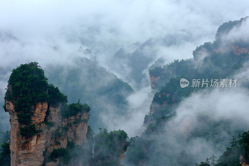 巍峨的山峰耸立在云海中