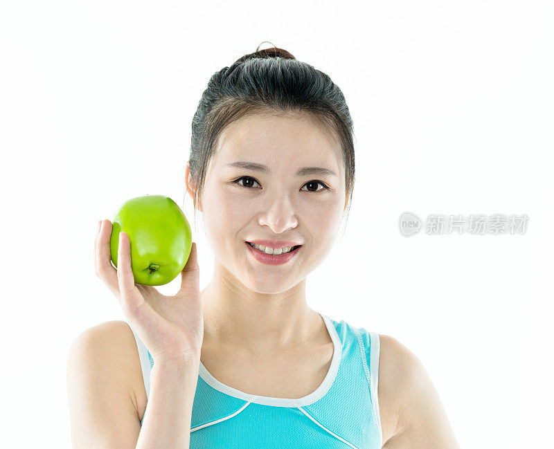 年轻的亚洲女人拿着一个苹果