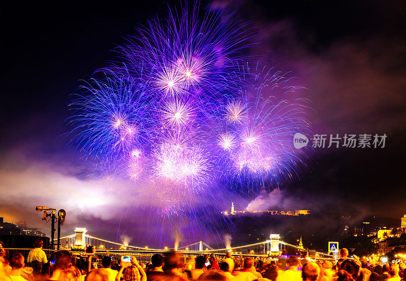 烟花在城市的夜晚