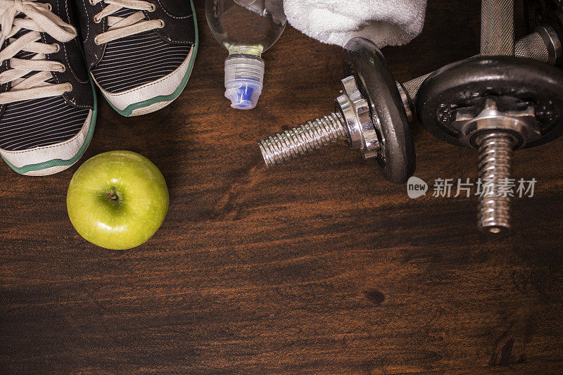 健身，运动主题场景与重量，运动鞋，苹果。