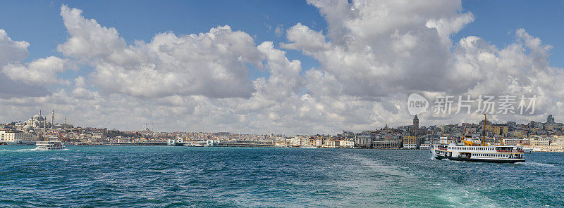 从博斯普鲁斯海峡乘渡船俯瞰伊斯坦布尔的全景