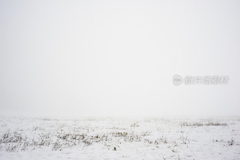 空旷的冬季雪景