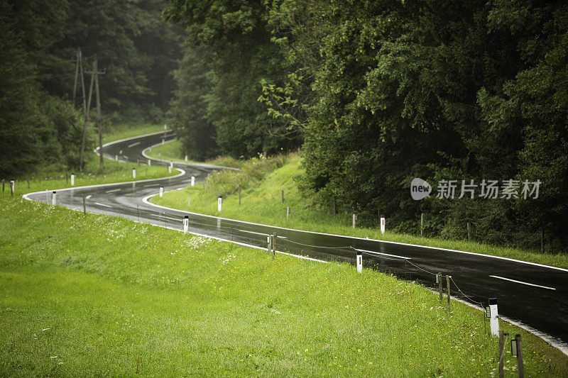 雨中潮湿蜿蜒的山路(聚焦前景)