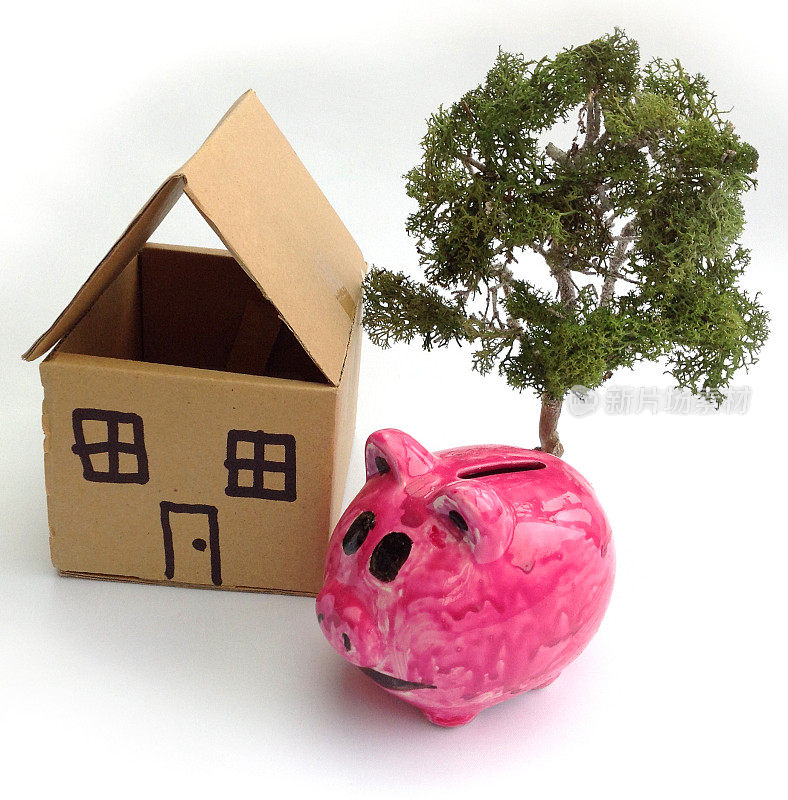 形象的粉色储蓄罐，树和卡片娃娃的房子