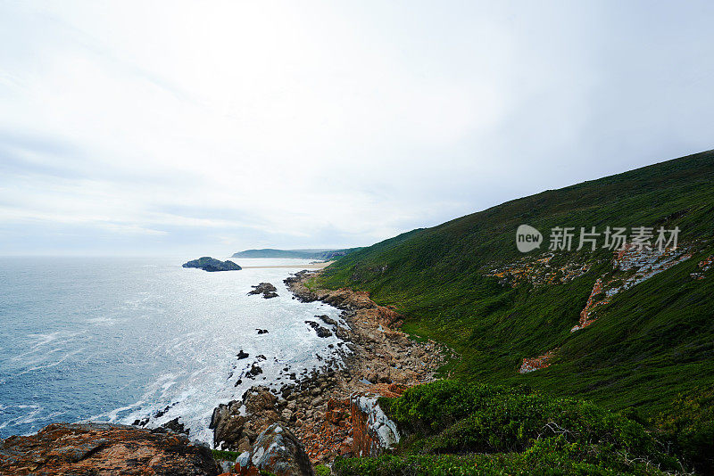 崎岖的海岸的美丽