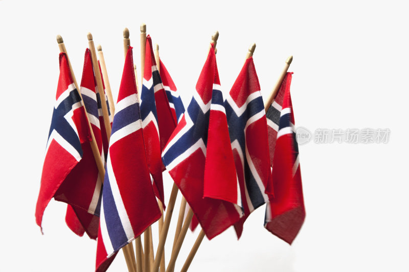 一组红白蓝相间的挪威国旗。