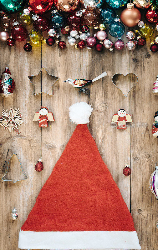 复古充满活力的圣诞装饰在木制的乡村背景