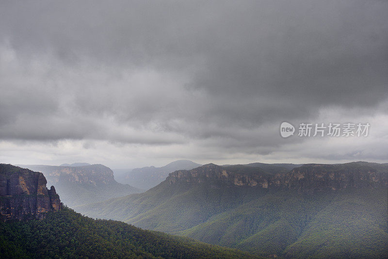 雨中的蓝山