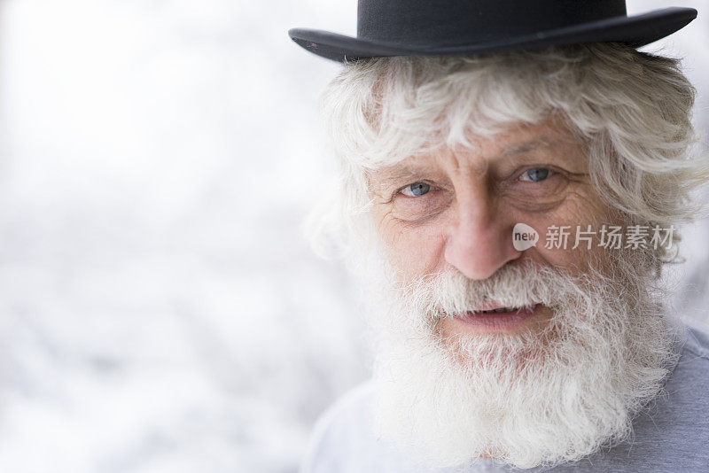 肖像与汽缸帽和模糊的雪背景高年级