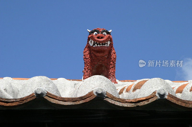 屋顶上的日本狮子-秋千