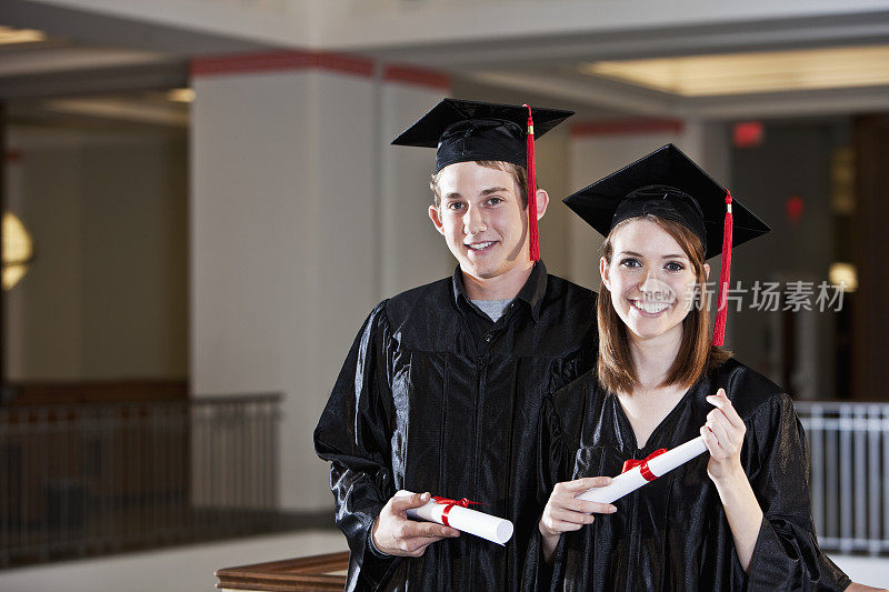毕业生戴着学士帽和学士服