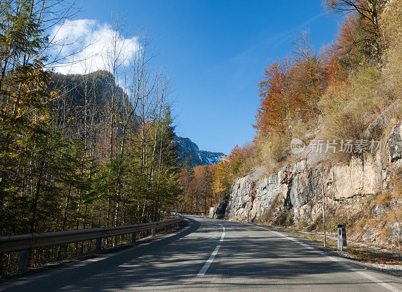 通往阿尔卑斯山的陡峭而模糊的山路(XXXL)