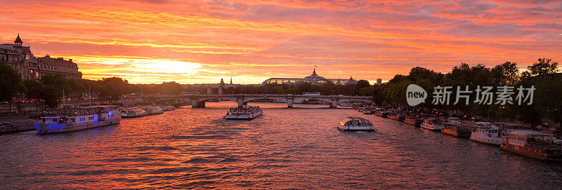 日落时巴黎塞纳河全景