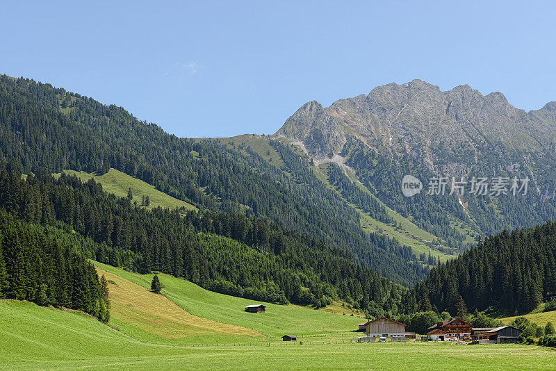 位于齐勒塔尔的欧洲阿尔卑斯山村