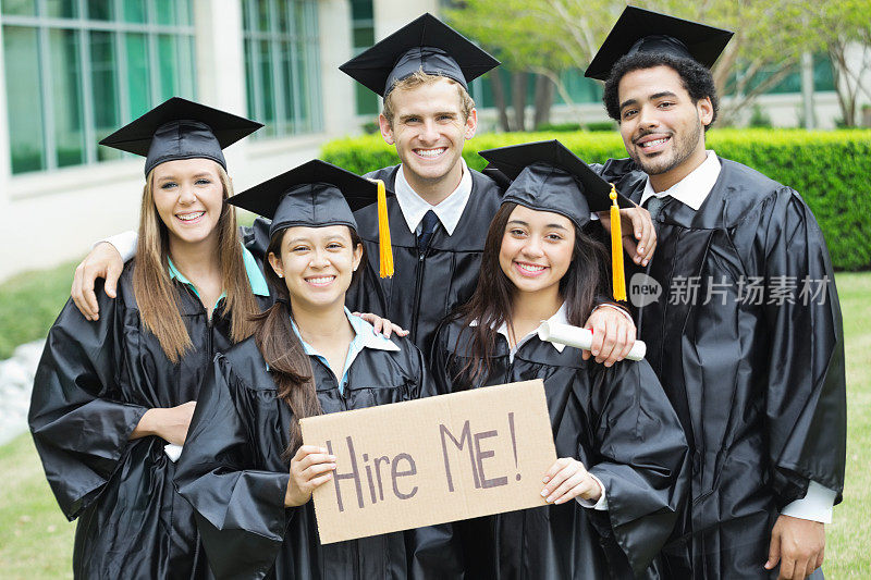 毕业后，各种各样的毕业生举着“雇我”的牌子