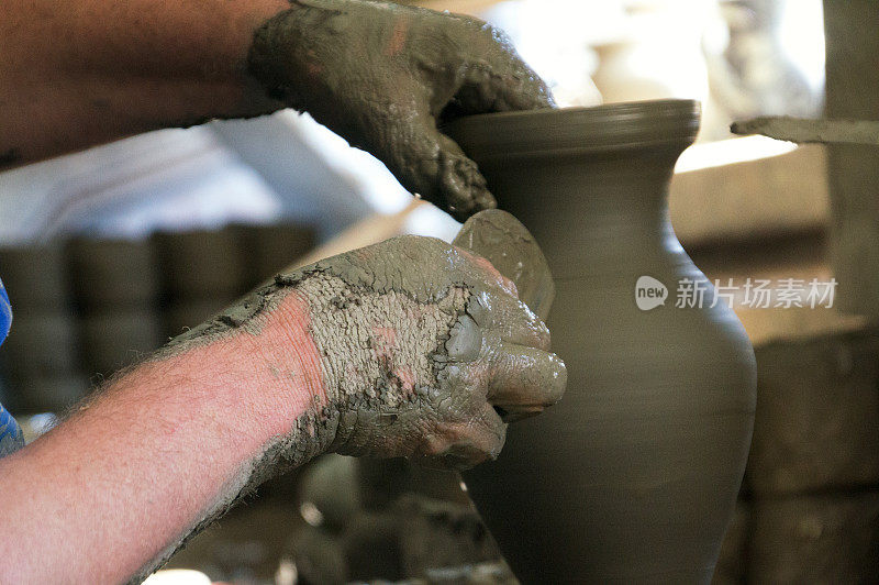 艺术家在陶轮上塑造粘土。