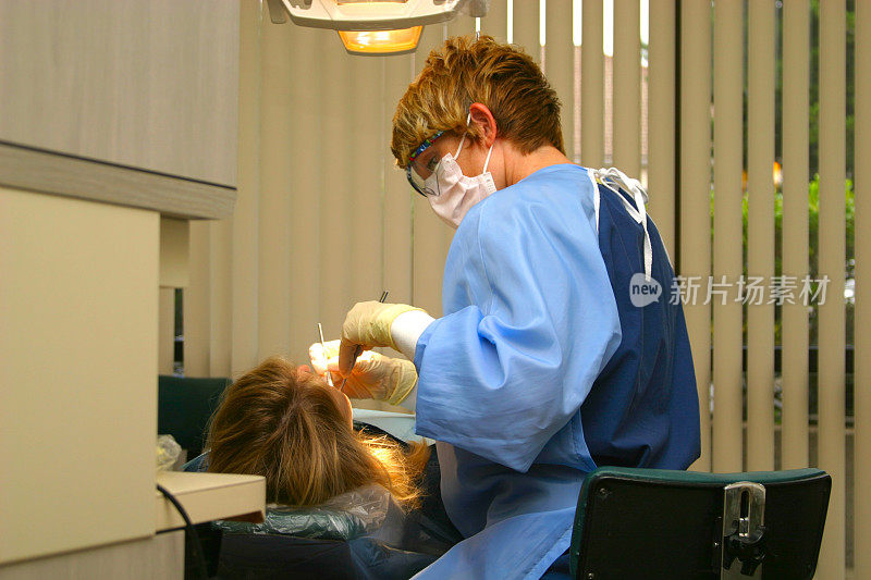 牙科保健师清洁牙齿