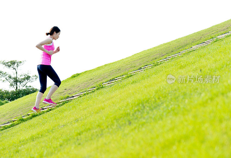 年轻女子在石阶前奔跑