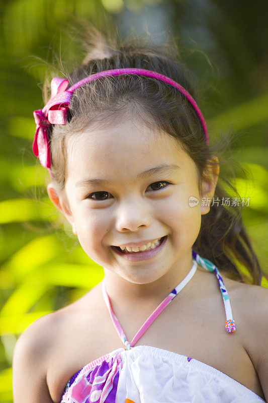 年轻女孩夏威夷波利尼西亚儿童在传统服装