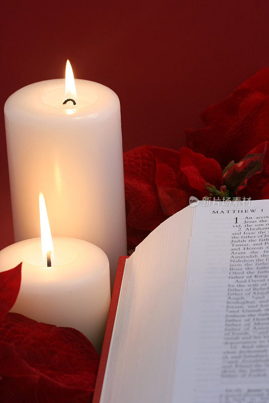 垂直形象的圣诞蜡烛与圣经