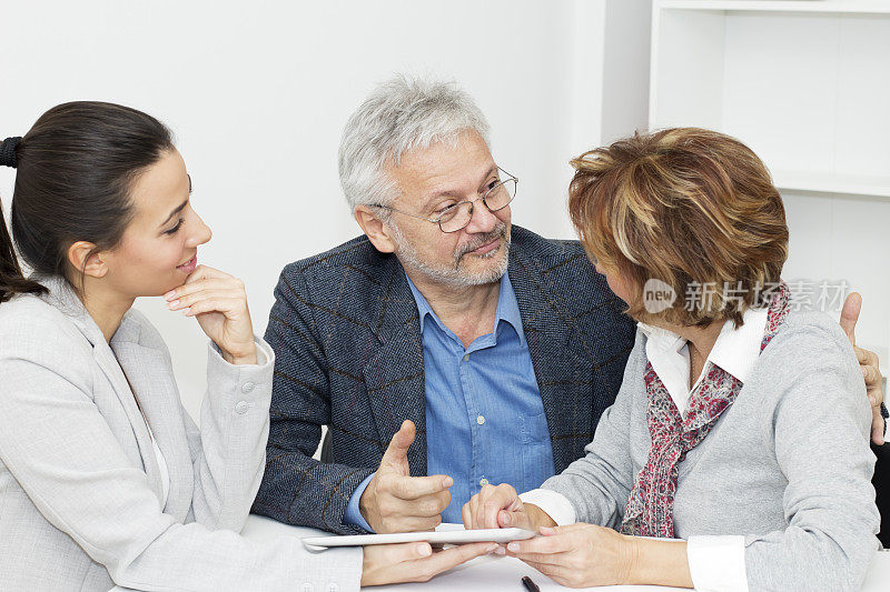 成熟的夫妇与顾问会面