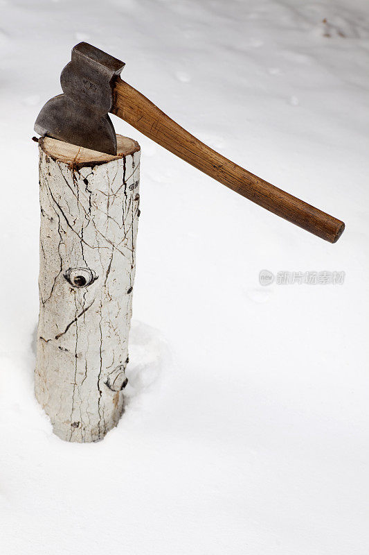 冬天科罗拉多州的木柴和古董手斧