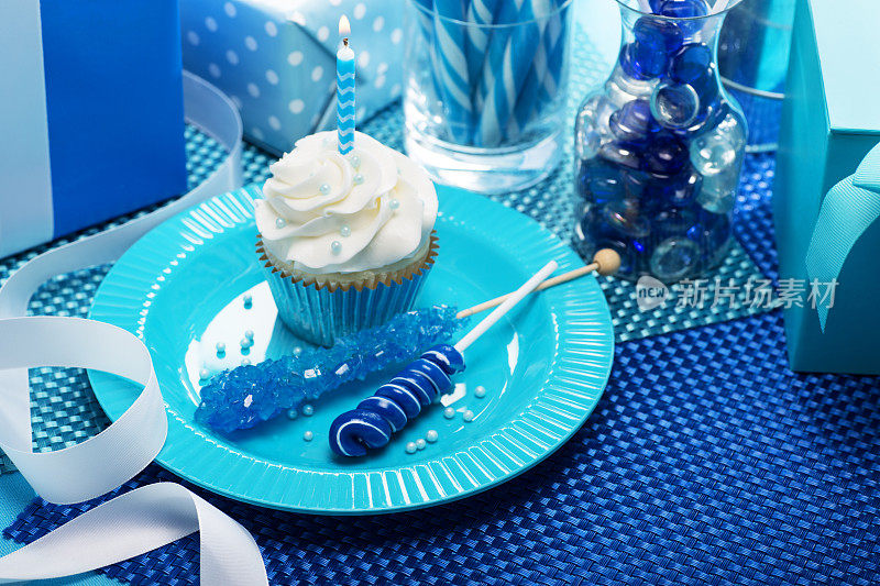 生日男孩蓝色派对，糖果和纸杯蛋糕