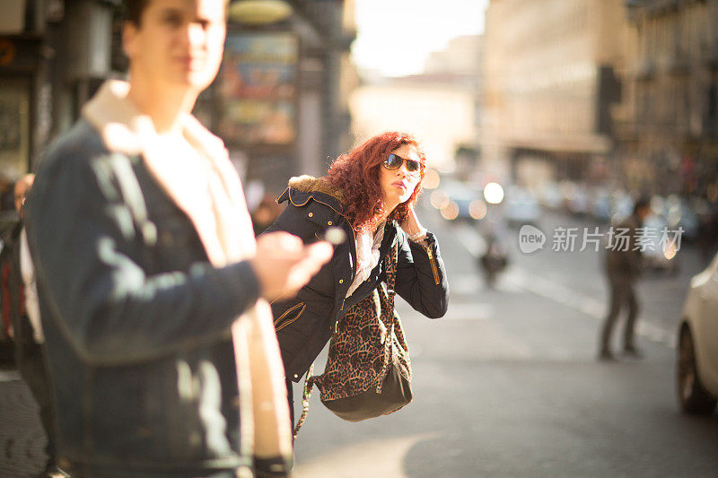 年轻漂亮的女人在找出租车