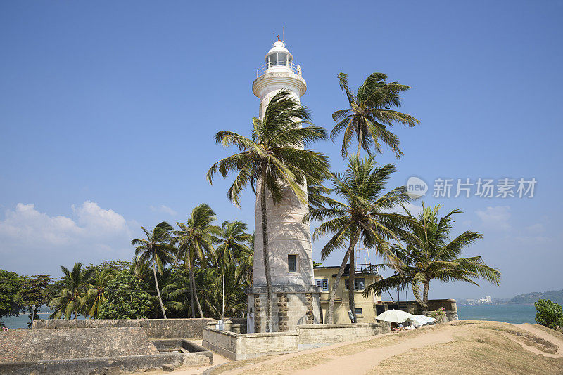 斯里兰卡阳光明媚的加勒灯塔和棕榈树