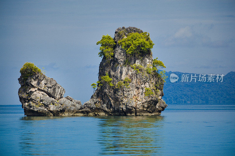 阳光下的岛屿