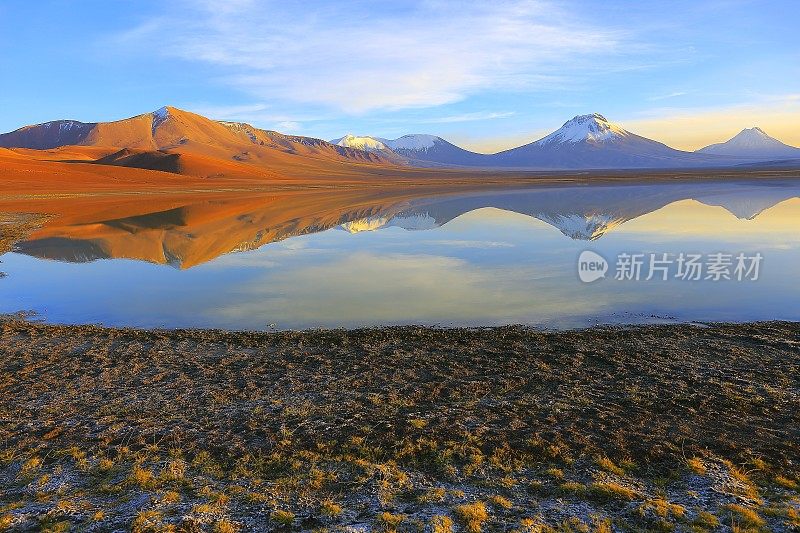 拉古纳勒加-戏剧性的勒加湖镜面反射在日出的黎明，白雪皑皑的拉斯卡和火山，田园般的阿塔卡马沙漠，火山景观全景-圣佩德罗阿塔卡马，智利，Bolívia和阿根廷边境