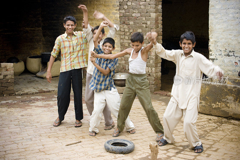 偷拍肖像农村的印度孩子有乐趣的时间