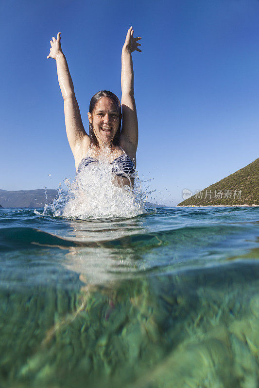 一个年轻女子跳出水面