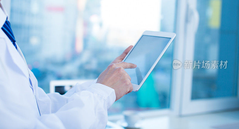 医生使用数字平板电脑访问医疗记录