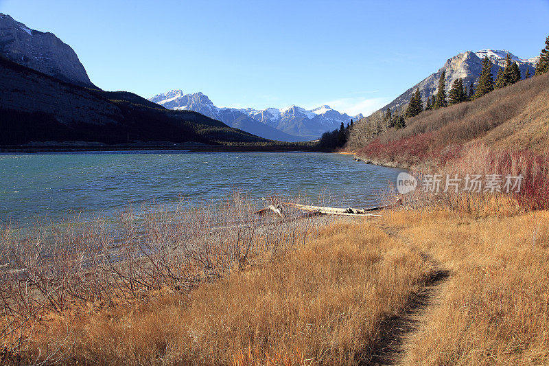 秋天，河流和积雪覆盖的落基山景观