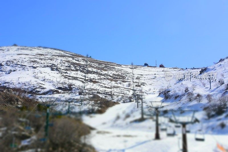 人们上山滑雪