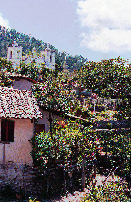 中美洲洪都拉斯特古西加尔巴附近的圣卢西亚村庄的小路和建筑物