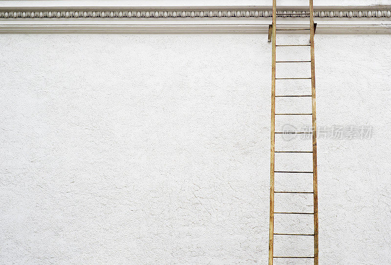 白色灰泥墙和金属梯子