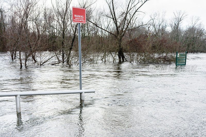 洪泛区的洪水警告标志