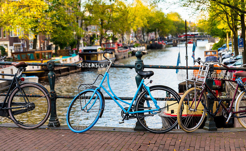 阿姆斯特丹桥上的蓝色自行车