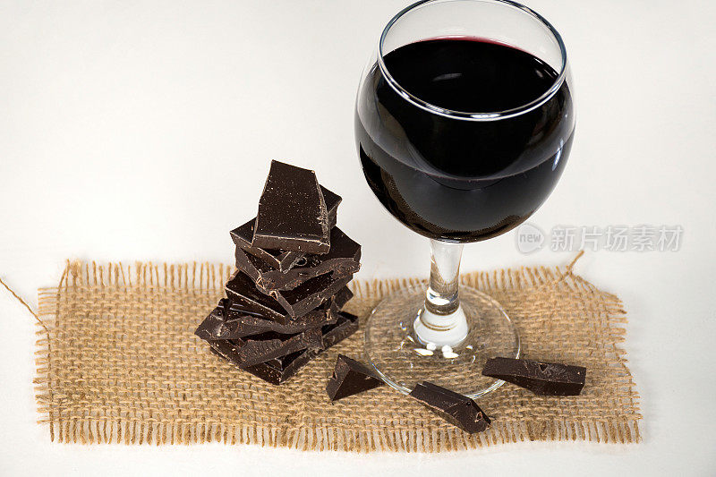 用粗麻布裹着红酒和黑巧克力