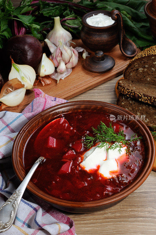罗宋汤——蔬菜甜菜根汤，配上黑麦面包片、酸奶油面筋、大蒜和香草。