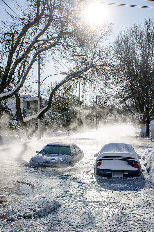 另外，一场洪水泛滥，汽车被困在冰水里