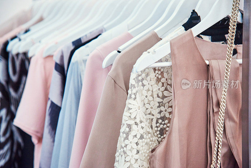 细节明亮美丽的柔和色调的服装集合在陈列室