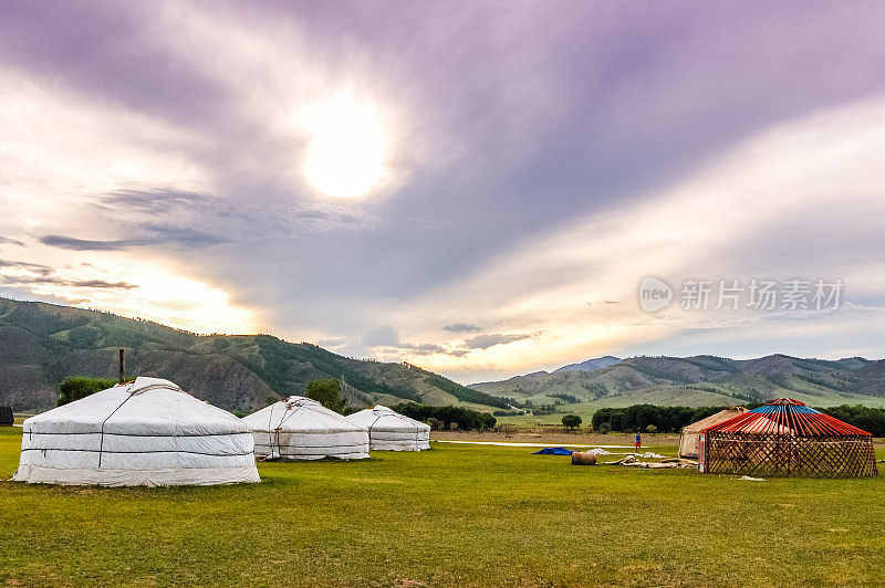 蒙古中部草原上的蒙古包