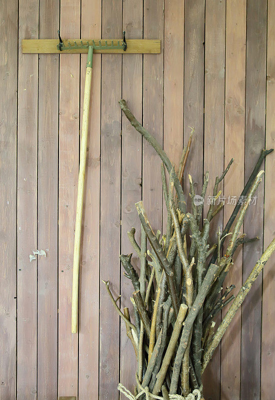 传统农具挂在木墙上