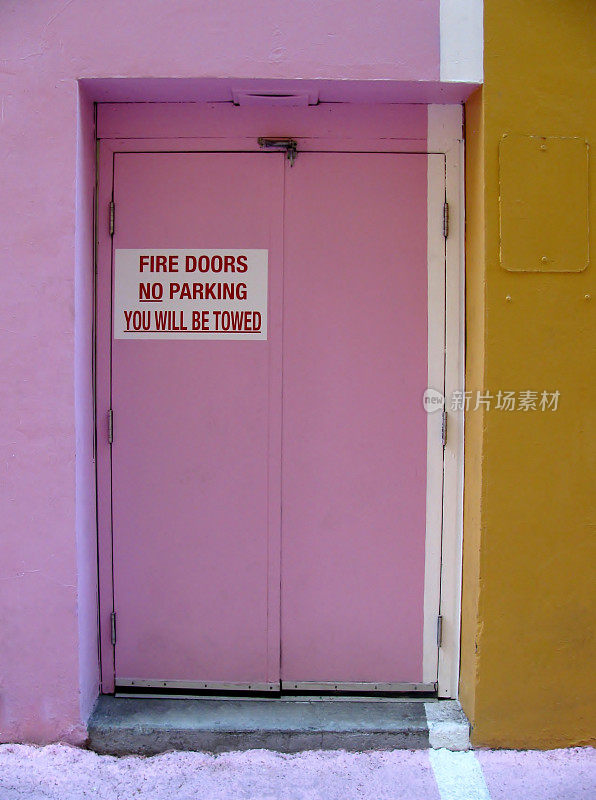 防火门，禁止停车，你将被拖在粉红色的门上