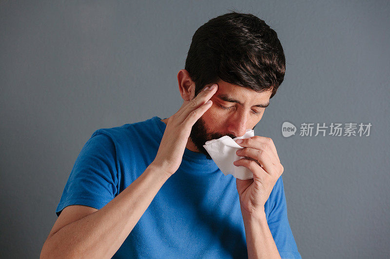 鼻窦疼痛，鼻窦压力，鼻窦炎。可怜的男人因为鼻窦痛而捏着鼻子