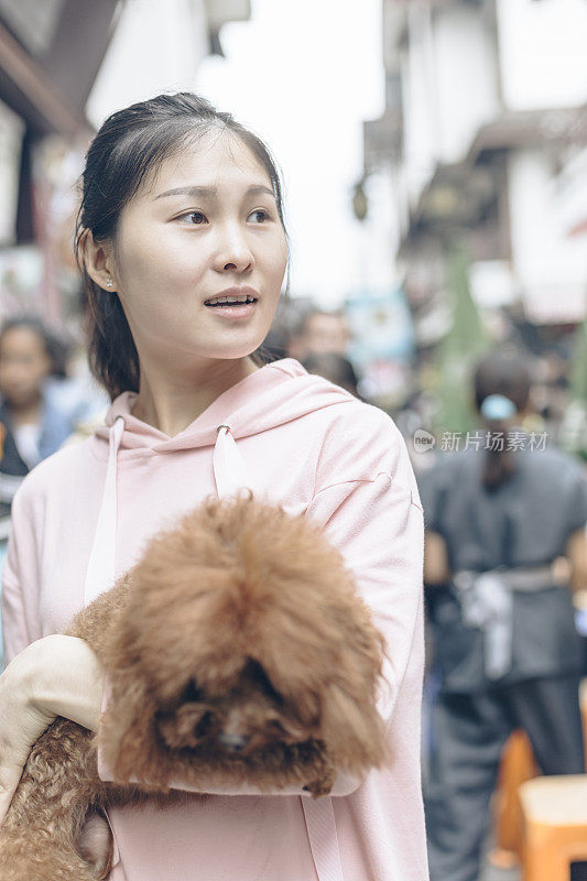 一个女人抱着她的小狗在南禅寺旅行